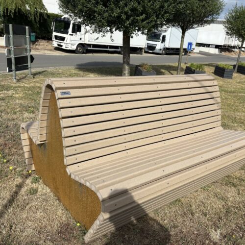 Dankzij de combinatie van gerecycled kunststof en Cortenstaal biedt de Kunststof Parkbank Knokke een langdurige en milieuvriendelijke oplossing voor buitenmeubilair in weer en wind.